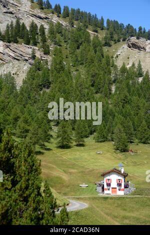 Pittoresque gîte de montagne sur les Alpes italiennes en Lombardie, près du lac Cancano à Bormio. Banque D'Images