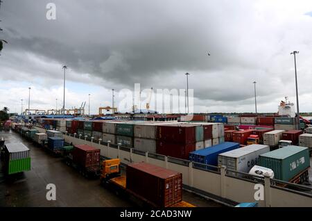 Yangon, Myanmar. 6 août 2020. Les conteneurs sont empilés dans le port Asie-monde de Yangon, au Myanmar, le 6 août 2020. Le Myanmar a attiré des investissements étrangers d'une valeur de plus de cinq milliards de dollars américains au cours des 10 premiers mois de l'exercice 2019-2020, selon la Direction de l'investissement et de l'administration des entreprises (DICA). Credit: U Aung/Xinhua/Alamy Live News Banque D'Images