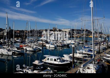 bateaux à voile et à moteur amarrés à la marina royale de ramsgate, à l'est du kent, royaume-uni, le 2020 août Banque D'Images