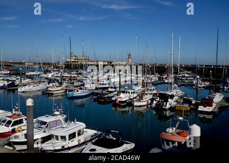 bateaux à voile et à moteur amarrés à la marina royale de ramsgate, à l'est du kent, royaume-uni, le 2020 août Banque D'Images