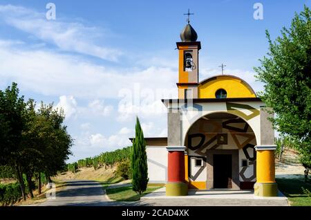 ALBA, ITALIE - 19 AOÛT 2017 - l'église de Maria del Carmine à Coazzolo, près d'Alba (Italie) le 19 août 2017. La rénovation colorée a été faite par Banque D'Images