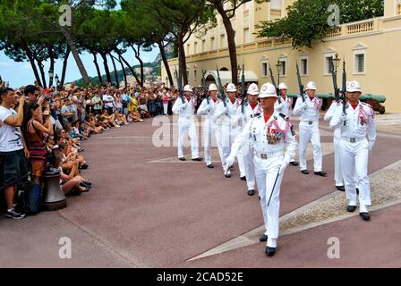 MONACO - 12 AOÛT 2011 - la relève de la garde au Palais du Prince de Monaco le 12 août 2011 Banque D'Images
