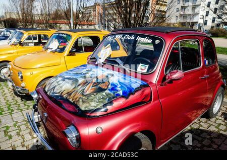 ALBA, ITALIE - 19 MARS 2017 - Fiat 500 avec capot peint lors d'un rallye automobile classique à Alba (Piémont, Italie), le 19 mars 2017 Banque D'Images