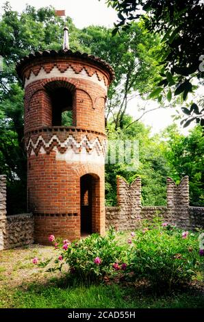 RIVAROLO, ITALIE - 28 MAI 2017 : Château de Malgrà à Rivarolo Canavese (Italie), palais néo-gothique avec tour et jardin, le 28 mai 2017 Banque D'Images