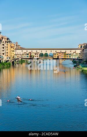 Canoéiste sur la rivière Arno en face du Ponte Vecchio à Florence Toscane, Italie Banque D'Images