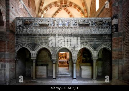 ALBUGNANO, ITALIE - 24 JUILLET 2016 - sculpture romane dans l'abbaye de Santa Maria di Vezzolano, à Albugnano, le 24 juillet 2016. L'abbaye est un examen Banque D'Images