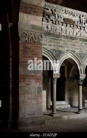 ALBUGNANO, ITALIE - 24 JUILLET 2016 - sculpture romane dans l'abbaye de Santa Maria di Vezzolano, à Albugnano, le 24 juillet 2016. L'abbaye est un examen Banque D'Images