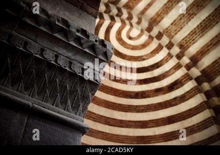 ALBUGNANO, ITALIE - 24 JUILLET 2016 - capitale romane de l'abbaye de Santa Maria di Vezzolano, à Albugnano, le 24 juillet 2016. L'abbaye est un exemple Banque D'Images