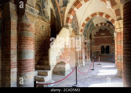 ALBUGNANO, ITALIE - 24 JUILLET 2016 - Cloître de l'abbaye de Santa Maria di Vezzolano, à Albugnano, le 24 juillet 2016. L'abbaye est un exemple de roman Banque D'Images