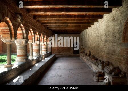 ALBUGNANO, ITALIE - 24 JUILLET 2016 - Cloître de l'abbaye de Santa Maria di Vezzolano, à Albugnano, le 24 juillet 2016. L'abbaye est un exemple de roman Banque D'Images