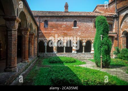 ALBUGNANO, ITALIE - 24 JUILLET 2016 - Cloître de l'abbaye de Santa Maria di Vezzolano, à Albugnano, le 24 juillet 2016. L'abbaye est un exemple de roman Banque D'Images