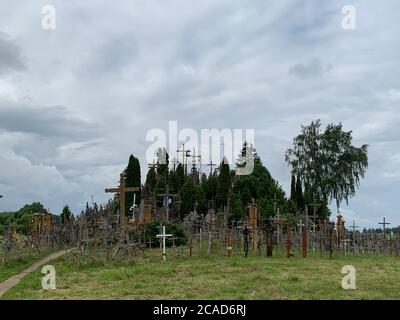 Kryziu kalnas (colline des croix) à l'heure d'été. Un célèbre site de pèlerinage. Siauliai / Lituanie. Banque D'Images