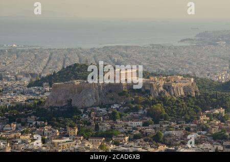 L'ancienne Acropole et le Parthénon vus de la colline du Lycabette dans le centre d'Athènes en Grèce - photo: Geopix Banque D'Images