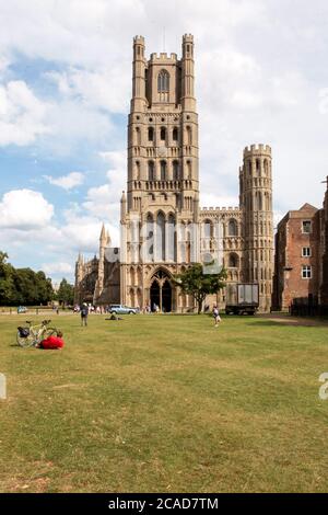 Cathédrale d'Ely, Cambridgeshire, au soleil. ROYAUME-UNI 2020. Banque D'Images