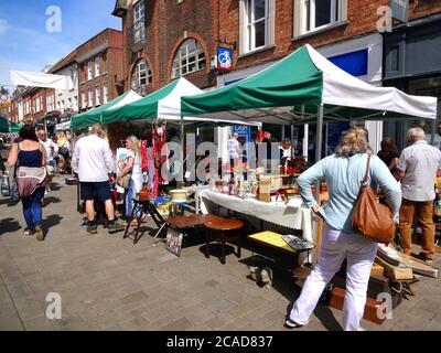 Winchester, Royaume-Uni - 31 juillet 2015 : clients à la recherche d'antiquités et de bric a brac stalles à la rue hebdomadaire marché aux puces qui est un tourisme populaire trave Banque D'Images