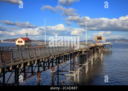 Swansea, pays de Galles, Royaume-Uni - 23 février 2016: Mumbles Pier dans la baie de Swansea sur le Gower Peninsular une construction victorienne et un tourisme populaire Voyage de Banque D'Images