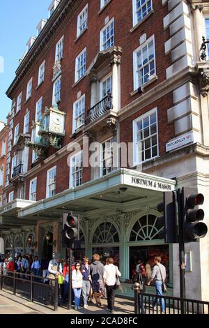 Londres, Royaume-Uni, le 30 avril 2011 : le grand magasin Fortnum & Mason de Piccadilly, où l'on peut acheter des produits d'épicerie de luxe haut de gamme, est très populaire Banque D'Images
