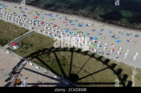 Mecklembourg-Poméranie occidentale, Kühlungsborn, Allemagne. 06 août 2020, les vacanciers se sont rassemblés sur la plage de la mer Baltique, depuis la grande roue de Ferris de 60 mètres, vous avez une bonne vue sur l'agitation. Les températures du milieu de l'été apportent de nouveaux records aux visiteurs des côtes. Photo: Bernd Wüstneck/dpa-Zentralbild/dpa Credit: dpa Picture Alliance/Alay Live News Banque D'Images