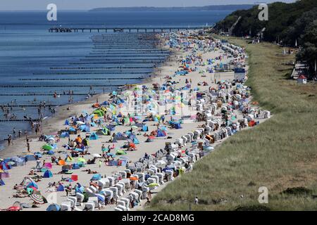 Mecklembourg-Poméranie occidentale, Kühlungsborn, Allemagne. 06 août 2020, les vacanciers se sont rassemblés sur la plage de la mer Baltique, depuis la grande roue de Ferris de 60 mètres, vous avez une bonne vue sur l'agitation. Les températures du milieu de l'été apportent de nouveaux records aux visiteurs des côtes. Photo: Bernd Wüstneck/dpa-Zentralbild/dpa Credit: dpa Picture Alliance/Alay Live News Banque D'Images