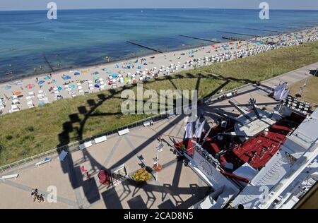 Mecklembourg-Poméranie occidentale, Kühlungsborn, Allemagne. 06 août 2020, les vacanciers se sont rassemblés sur la plage de la mer Baltique, depuis la grande roue de Ferris de 60 mètres, vous avez une bonne vue sur l'agitation. Les températures du milieu de l'été apportent de nouveaux records aux visiteurs des côtes. Photo: Bernd Wüstneck/dpa-Zentralbild/dpa Credit: dpa Picture Alliance/Alay Live News Banque D'Images