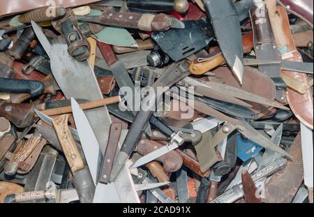 Couteaux et lames exposés à la presse locale, à la suite d'une amnistie des couteaux par Hampshire Constabulary, Hampshire, Angleterre, Royaume-Uni Banque D'Images