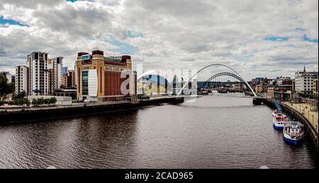 Image aérienne de Newcastle et de Gateshead Quayside, de la rivière Tyne, du pont du Millénaire et du pont Tyne, ainsi que de la Baltique et du Sage Gateshead. Banque D'Images