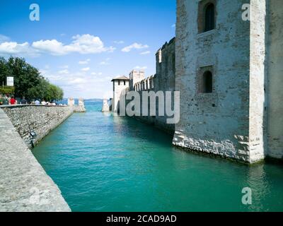 Détail de la ville à Sirmione, la caste Scaligero et l'eau verte du lac de Garde Banque D'Images