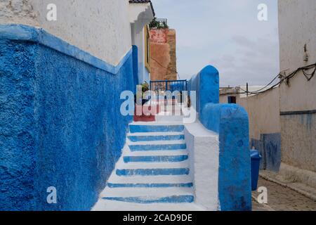 gros plan sur les murs bleus et blancs et les escaliers de chefchaouen Au Maroc Afrique Banque D'Images