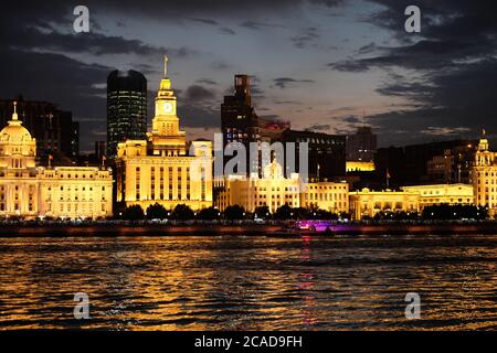 Magnifique coucher de soleil à Shanghai. Golden Western bâtiments sous les nuages ciel. Vagues et réflexion de la rivière. Sur la rive de la rivière Huang pu. Banque D'Images