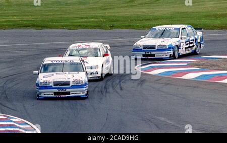 Photo prise des voitures suivantes en compétition au championnat BCT à Thruxton le 6th mai 1996, la Volvo 850 conduite par Rickard Rydell étant suivie par Roberto Ravaglia dans une BMW 320i et en troisième est une Volvo 850 conduite par Kelvin Burt, Thruxton, Andover, Hampshire, Angleterre,ROYAUME-UNI Banque D'Images