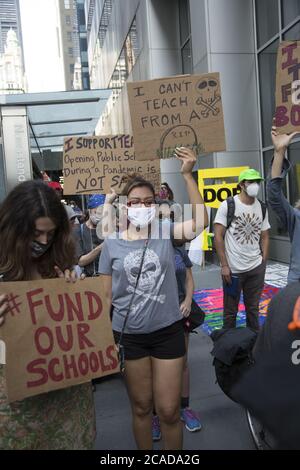 Les enseignants, parents, étudiants et autres personnes de la ville de New York participent à un rassemblement et à une marche de la « Journée nationale de la résistance aux réouvertures d'écoles dangereuses » qui s'est déroulée du siège de l'UFT à Lower Broadway au Département de l'éducation et à Foley Square à Manhattan. Banque D'Images