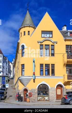 AALESUND, NORVÈGE - 2017 AVRIL 27. La vieille ville d'Alesund est célèbre pour ses beaux bâtiments d'art. Banque D'Images