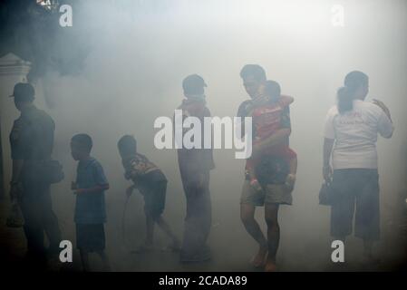 Des agents du bureau de santé local qui mènent une séance de formation de buée sur les insecticides, une prévention de l'éclosion de la dengue dans une région dense et peuplée de Jakarta. Banque D'Images