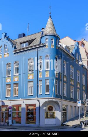 AALESUND, NORVÈGE - 2017 AVRIL 27. La vieille ville d'Alesund est célèbre pour ses beaux bâtiments d'art. Banque D'Images