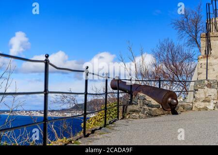 AALESUND, NORVÈGE - 2017 AVRIL 27. Ancien canon situé sur le chemin de marche de Fjellstuen à Aalesund. Banque D'Images