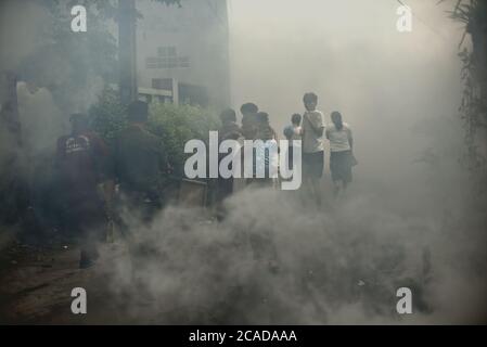 Des agents du bureau de santé local qui mènent une séance de formation de buée sur les insecticides, une prévention de l'éclosion de la dengue dans une région dense et peuplée de Jakarta. Banque D'Images