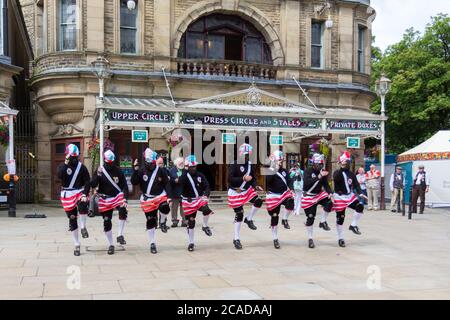 Les danseurs Britannia Coconut se produisent à Buxton Banque D'Images