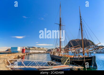 AALESUND, NORVÈGE - 2017 AVRIL 27. Ancien bateau à voile dans le port d'Aalesund. Banque D'Images