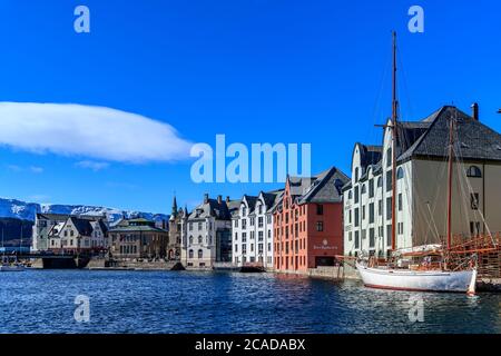 AALESUND, NORVÈGE - 2017 AVRIL 27. Aalesund bâtiments d'architecture au bord de la mer. Banque D'Images