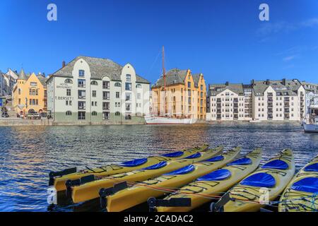 AALESUND, NORVÈGE - 2017 AVRIL 27.Sports nautiques - groupe de kayaks à Aalesund. Banque D'Images