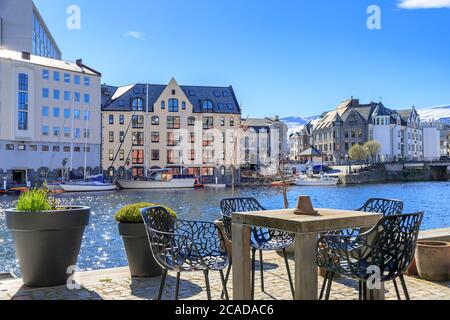 AALESUND, NORVÈGE - 2017 AVRIL 27. Table extérieure à l'intérieur de l'Aalesund Centrum au bord de la mer. Banque D'Images