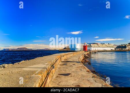 AALESUND, NORVÈGE - 2017 AVRIL 27. Phare rouge au port d'Alesund. Banque D'Images