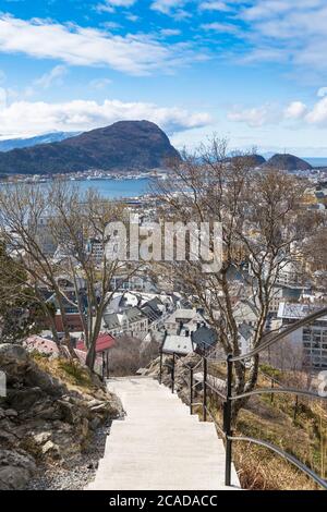 AALESUND, NORVÈGE - 2017 AVRIL 27. Chemin de marche vers Fjellstuen à Aksla avec vue sur Aalesund City. Banque D'Images