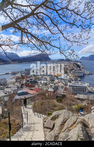 AALESUND, NORVÈGE - 2017 AVRIL 27. Chemin de marche vers Fjellstuen à Aksla avec vue sur Aalesund City. Banque D'Images