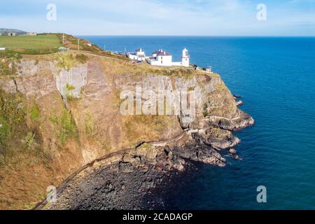 Le phare de Blackhead et le sentier côtier près de Carrickfergus et Belfast sur une falaise abrupte sur la côte atlantique à l'entrée du Belfast rire. Banque D'Images