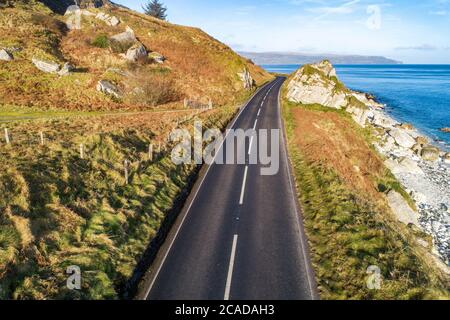 Causeway Coastal route a.k.a Antrim Coast Road A2 sur la côte atlantique en Irlande du Nord. L'une des routes côtières les plus pittoresques d'Europe. Antenne vi Banque D'Images