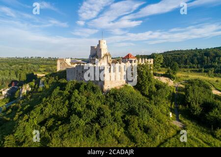 Rabsztyn, Pologne. Ruines du château royal médiéval sur la roche dans les Highlands jurassiques polonais. Vue aérienne en été, au lever du soleil Banque D'Images