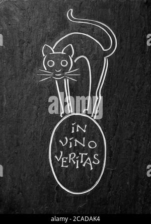 En Vino Veritas, plaque d'ardoise noire, mots latins, dessin de contour de chat blanc, signe, Moselle, vallée de la Moselle, Zell; Allemagne Banque D'Images