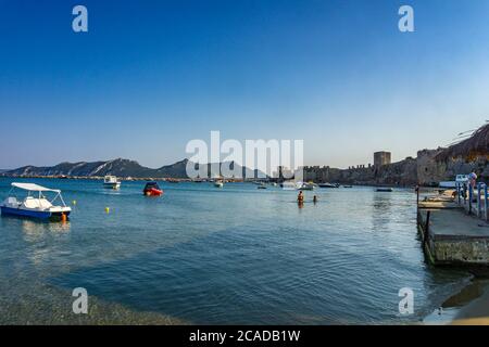 Vue d'été sur la célèbre plage de la ville de Methoni dans la région de Messinia, Péloponnèse, Grèce. Banque D'Images