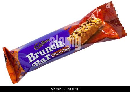 Cadbury Brunch Bar Choc Chip isolé sur fond blanc Banque D'Images